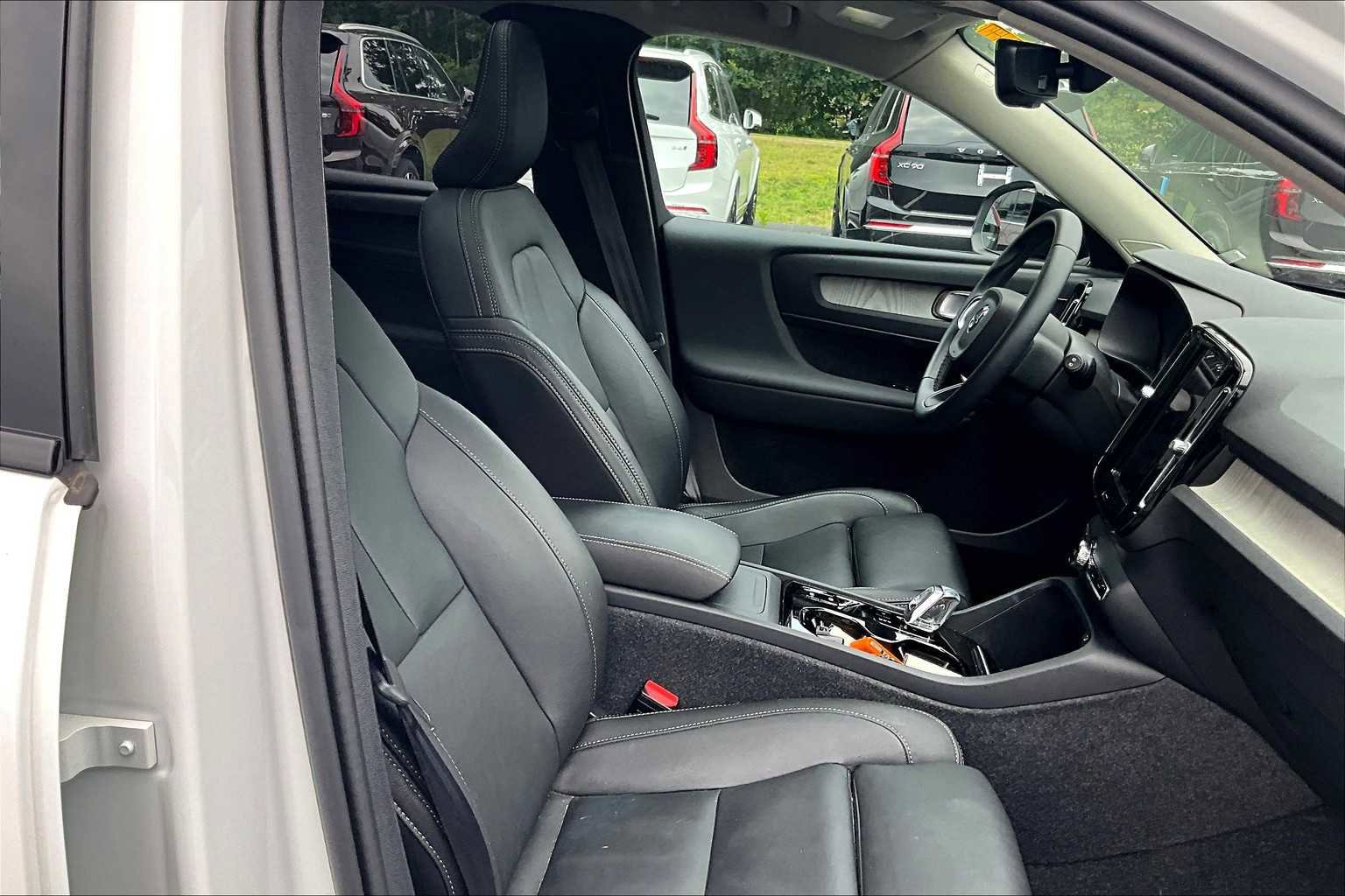 Used 2025 Volvo XC40 B5 Plus w/ Protection Package Premier image 7
