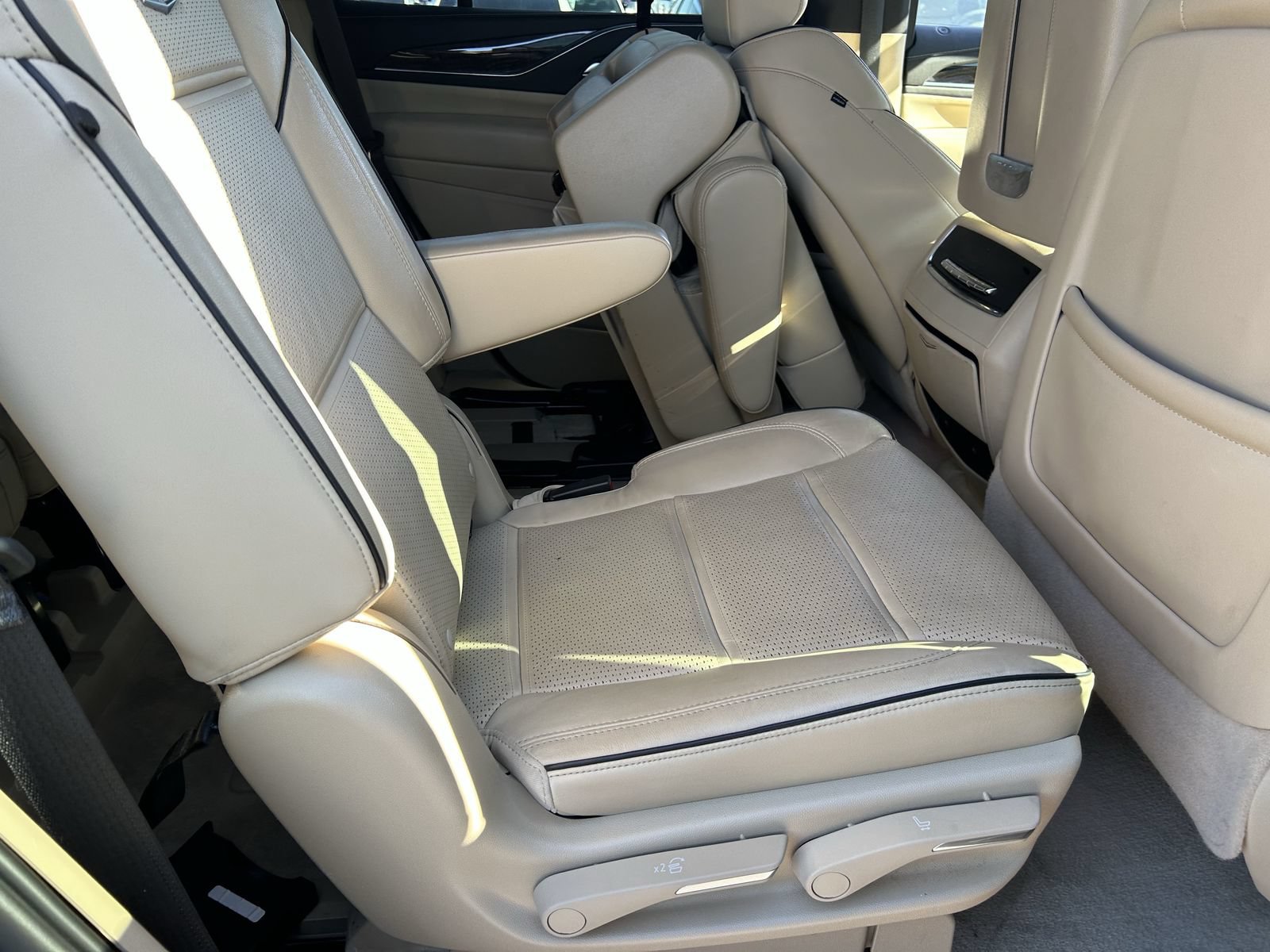 Used 2023 Cadillac Escalade Premium Luxury w/ LPO, Illumination Package RWD image 10