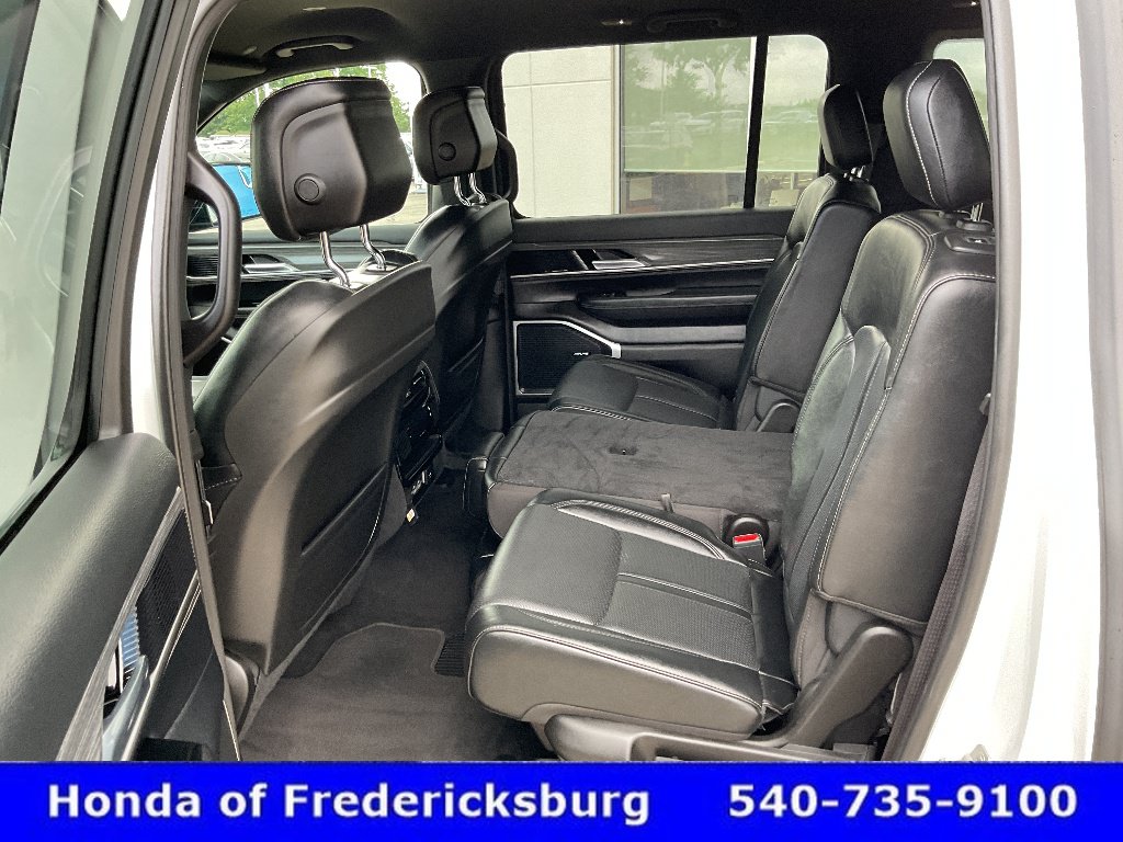 Used 2024 Jeep Wagoneer Series II w/ Flexible Seating Group AWD/4WD image 32