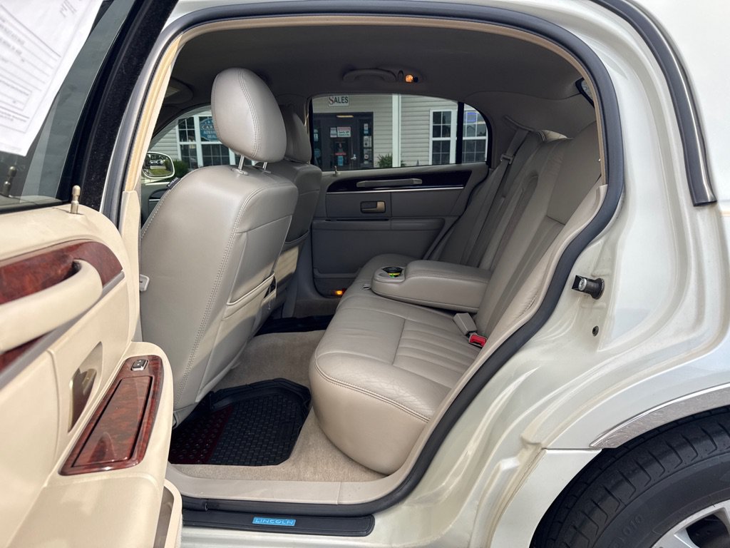 Used 2006 Lincoln Town Car Signature RWD image 11