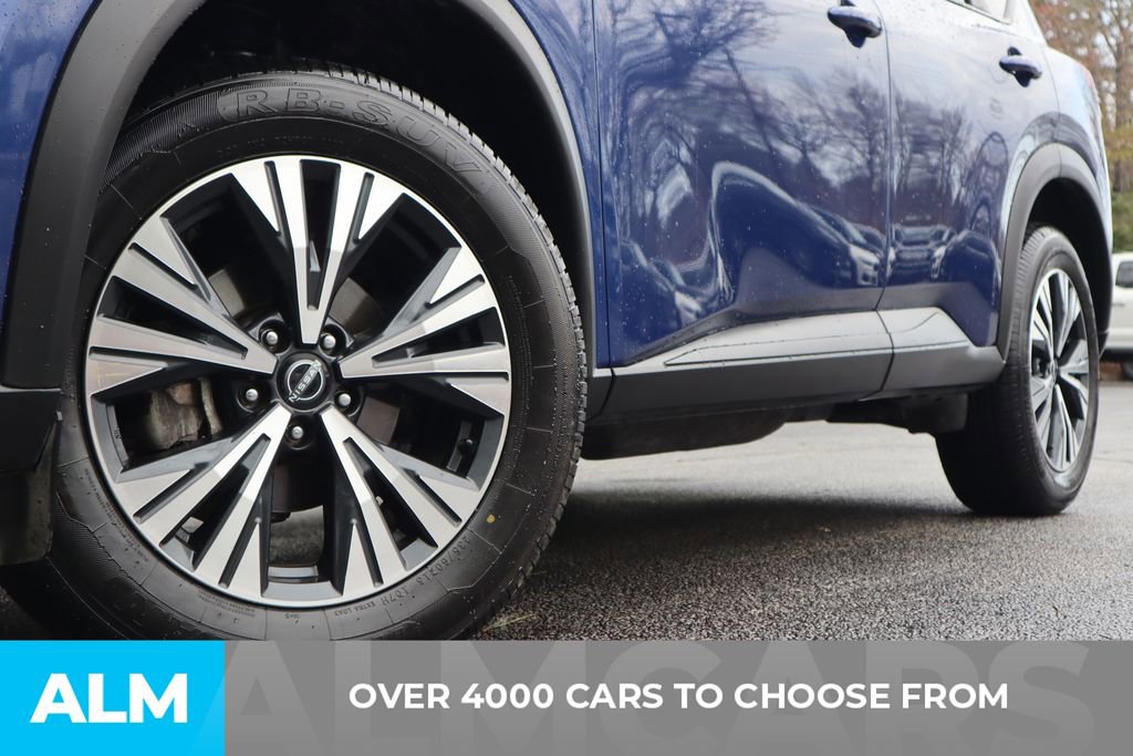 Used 2023 Nissan Rogue SV image 3