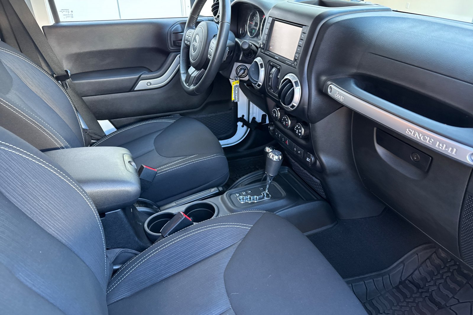 Used 2015 Jeep Wrangler Unlimited Sahara w/ Connectivity Group AWD/4WD image 16