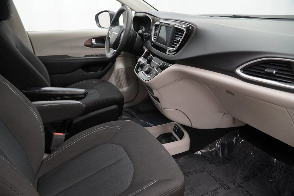 Used 2023 Chrysler Voyager LX image 44