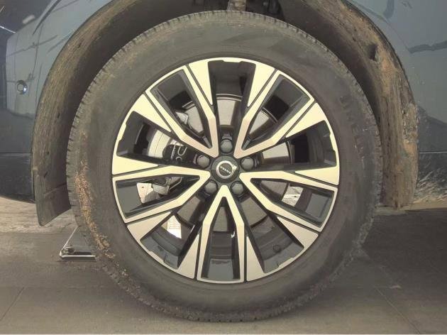 Certified 2025 Volvo XC60 B5 Plus image 5