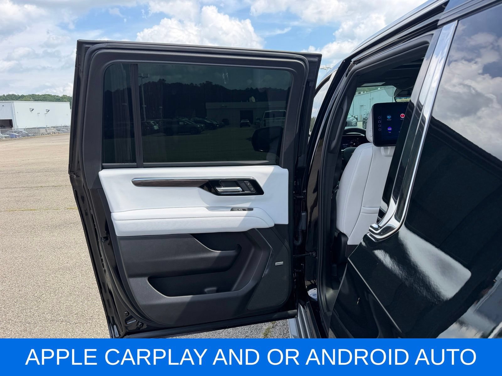 Used 2025 Chevrolet Suburban Premier AWD/4WD image 28