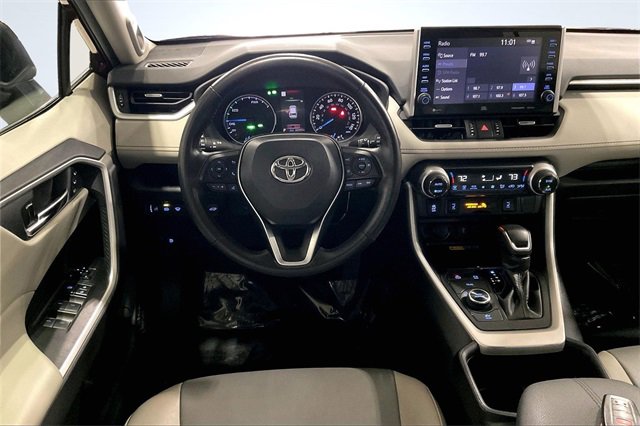 Used 2022 Toyota RAV4 XLE Premium image 5