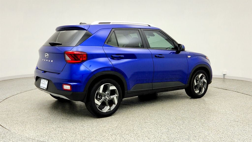 Used 2023 Hyundai Venue SEL FWD image 5