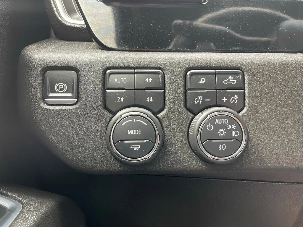 Used 2024 Chevrolet Silverado 1500 LTZ AWD/4WD image 31