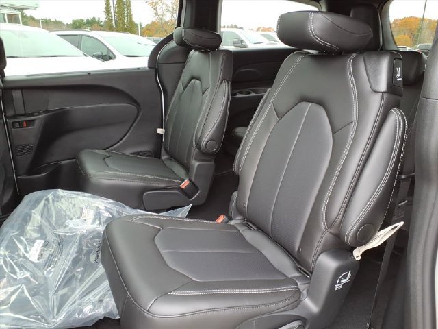 Used 2026 Chrysler Pacifica Select AWD/4WD image 11