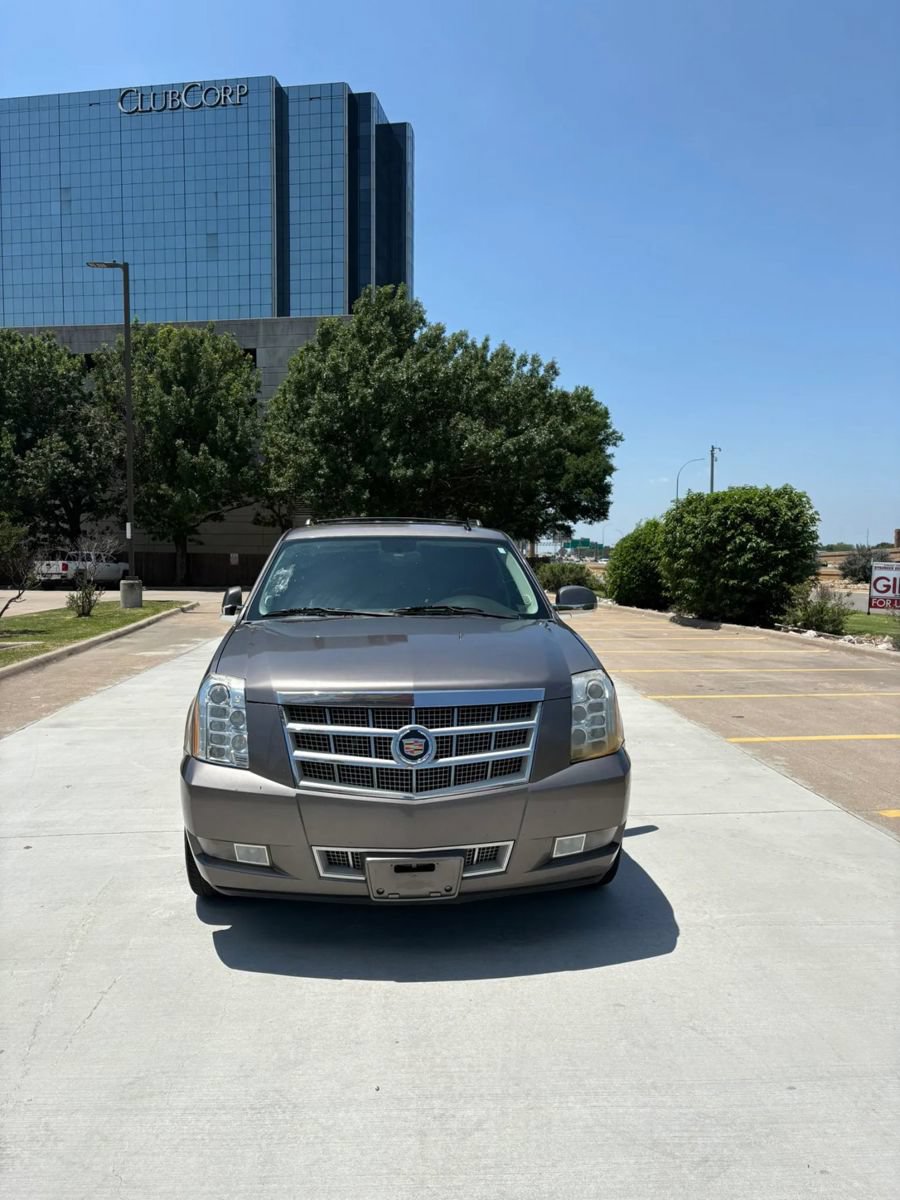 Used 2014 Cadillac Escalade Platinum RWD image 4