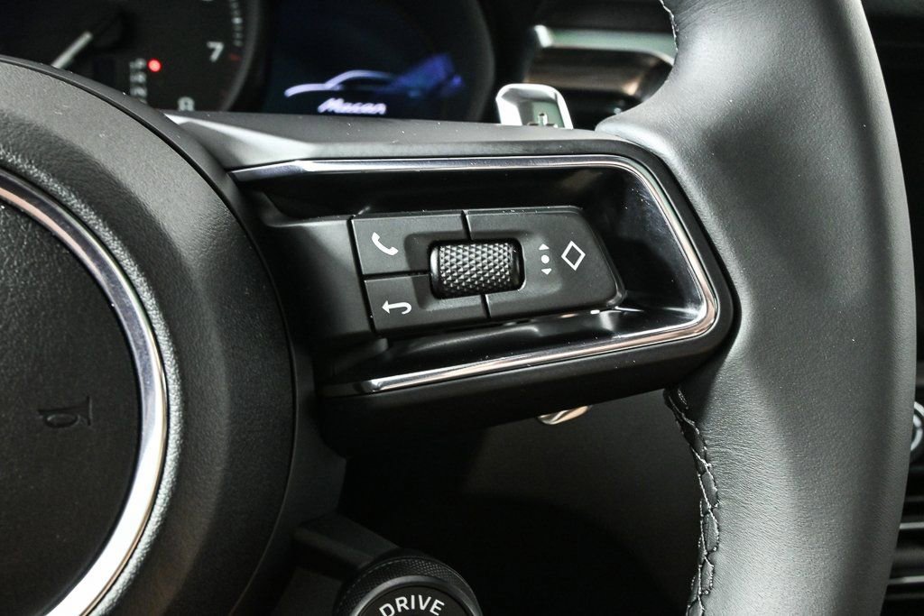 Certified 2026 Porsche Macan AWD/4WD image 11