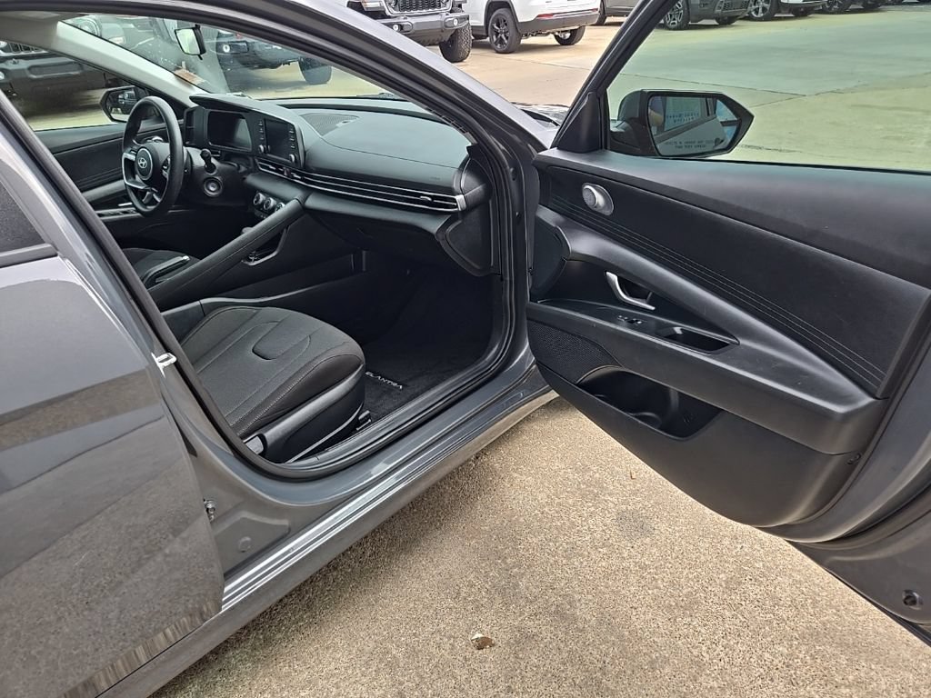 Used 2025 Hyundai Elantra SE FWD image 59
