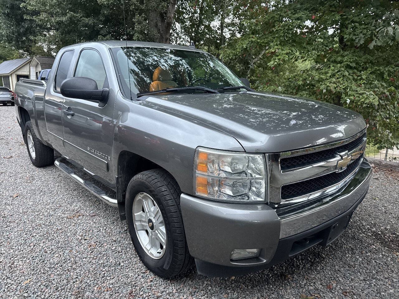 Used 2007 Chevrolet Silverado 1500 LT w/ 1LT Convenience Package AWD/4WD image 3