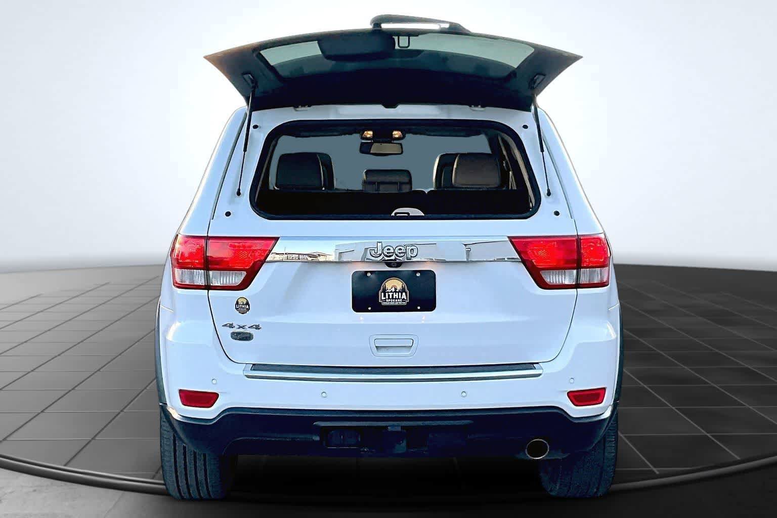 Used 2013 Jeep Grand Cherokee Overland w/ Advance Technology Group AWD/4WD image 5