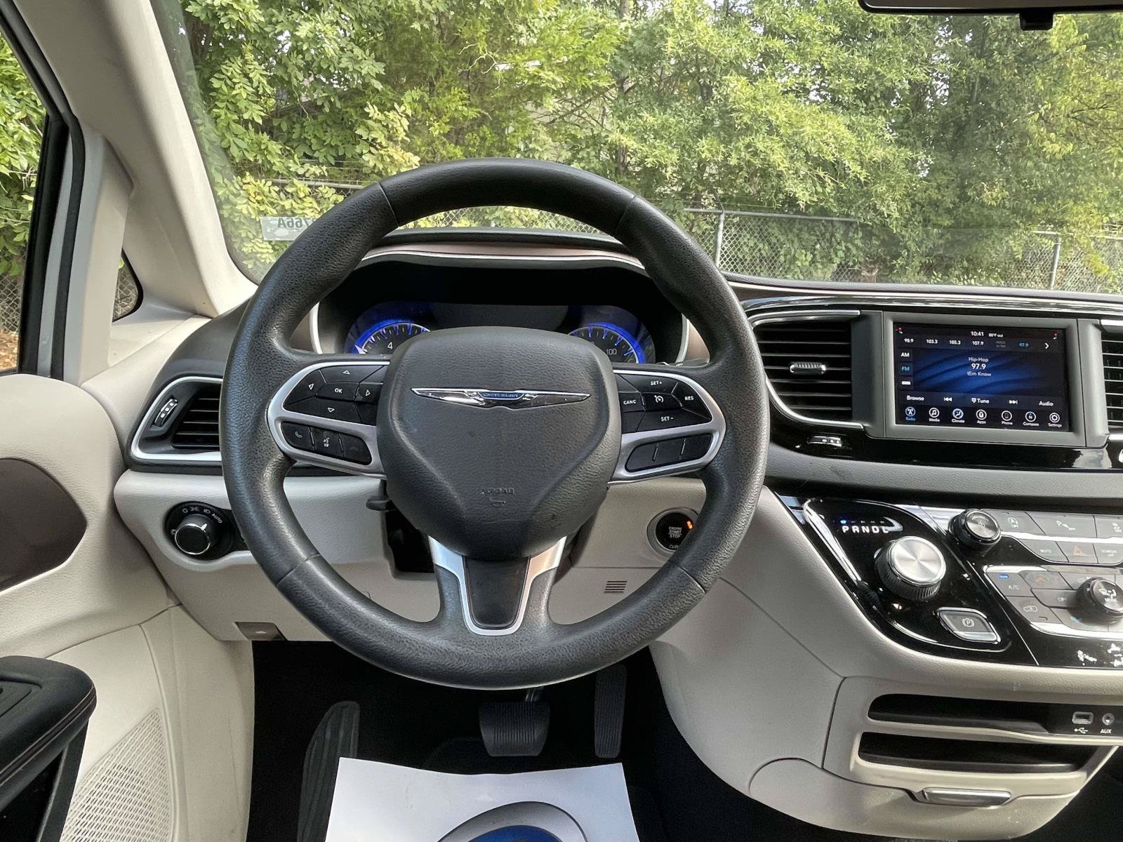 Used 2018 Chrysler Pacifica Touring FWD image 13