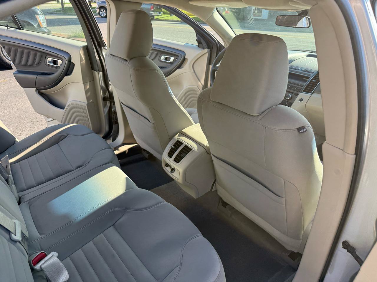 Used 2011 Ford Taurus SE FWD image 22