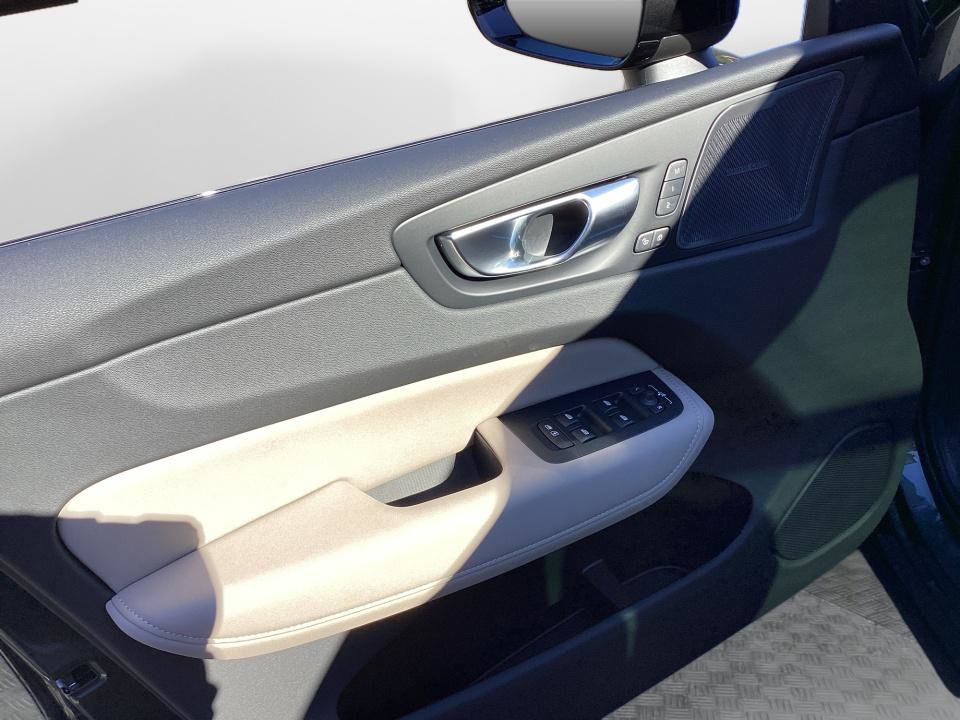 New 2027 Volvo XC60 B5 Plus AWD/4WD image 32
