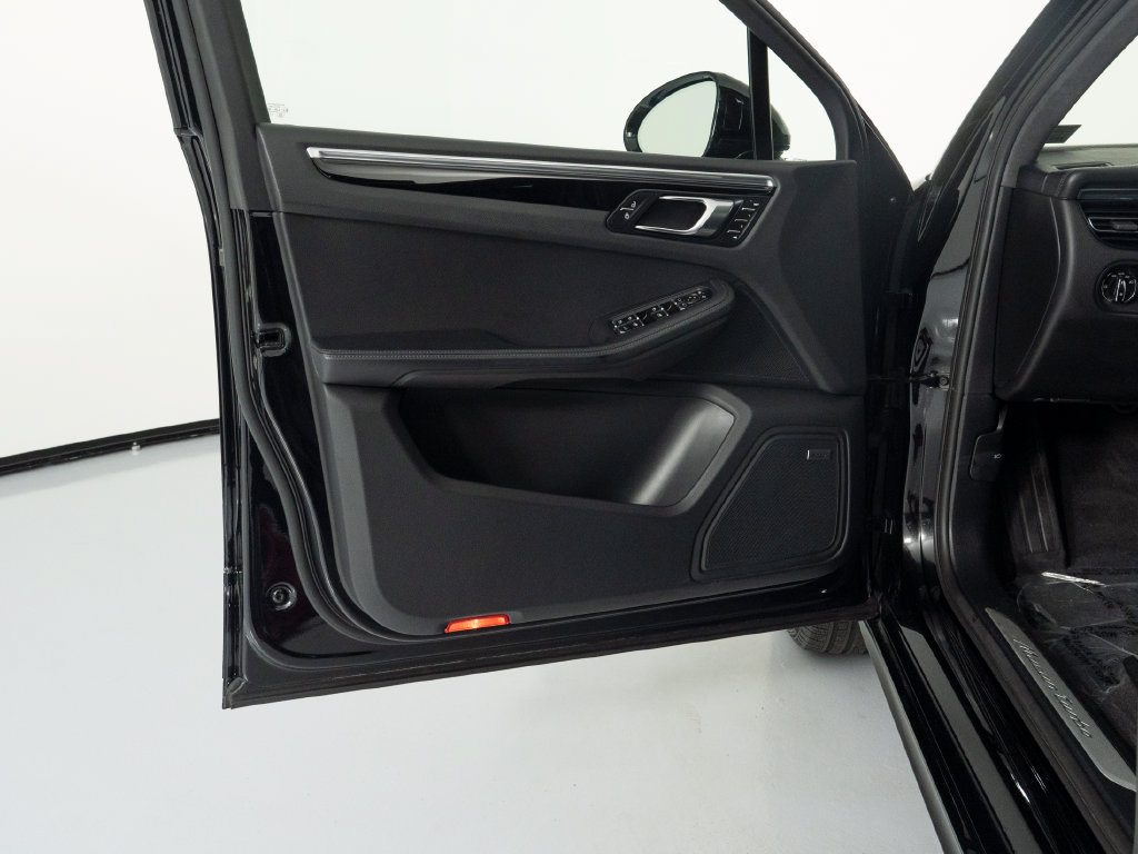Certified 2021 Porsche Macan Turbo AWD/4WD image 19