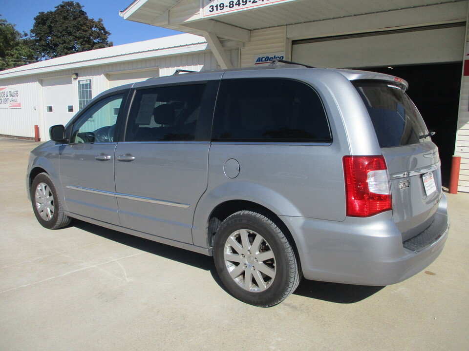 Used 2015 Chrysler Town & Country Touring FWD image 12