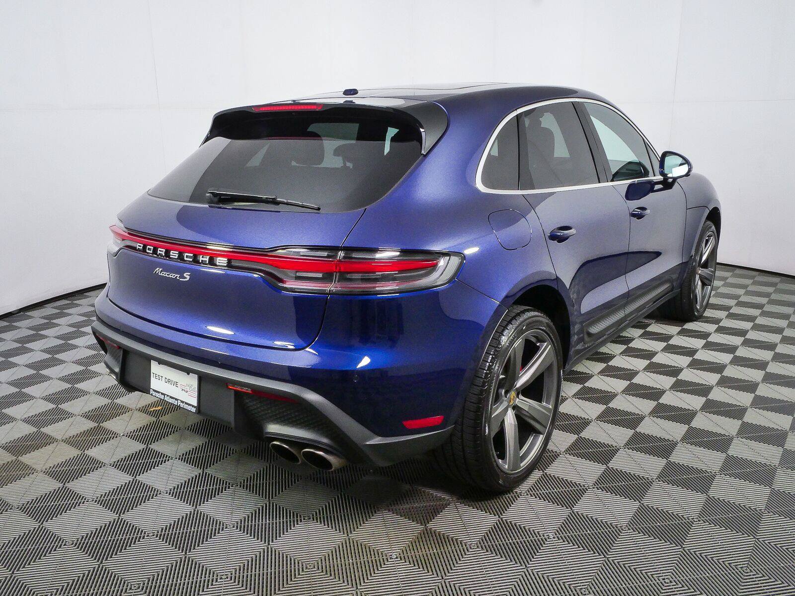 Certified 2023 Porsche Macan S AWD/4WD image 27
