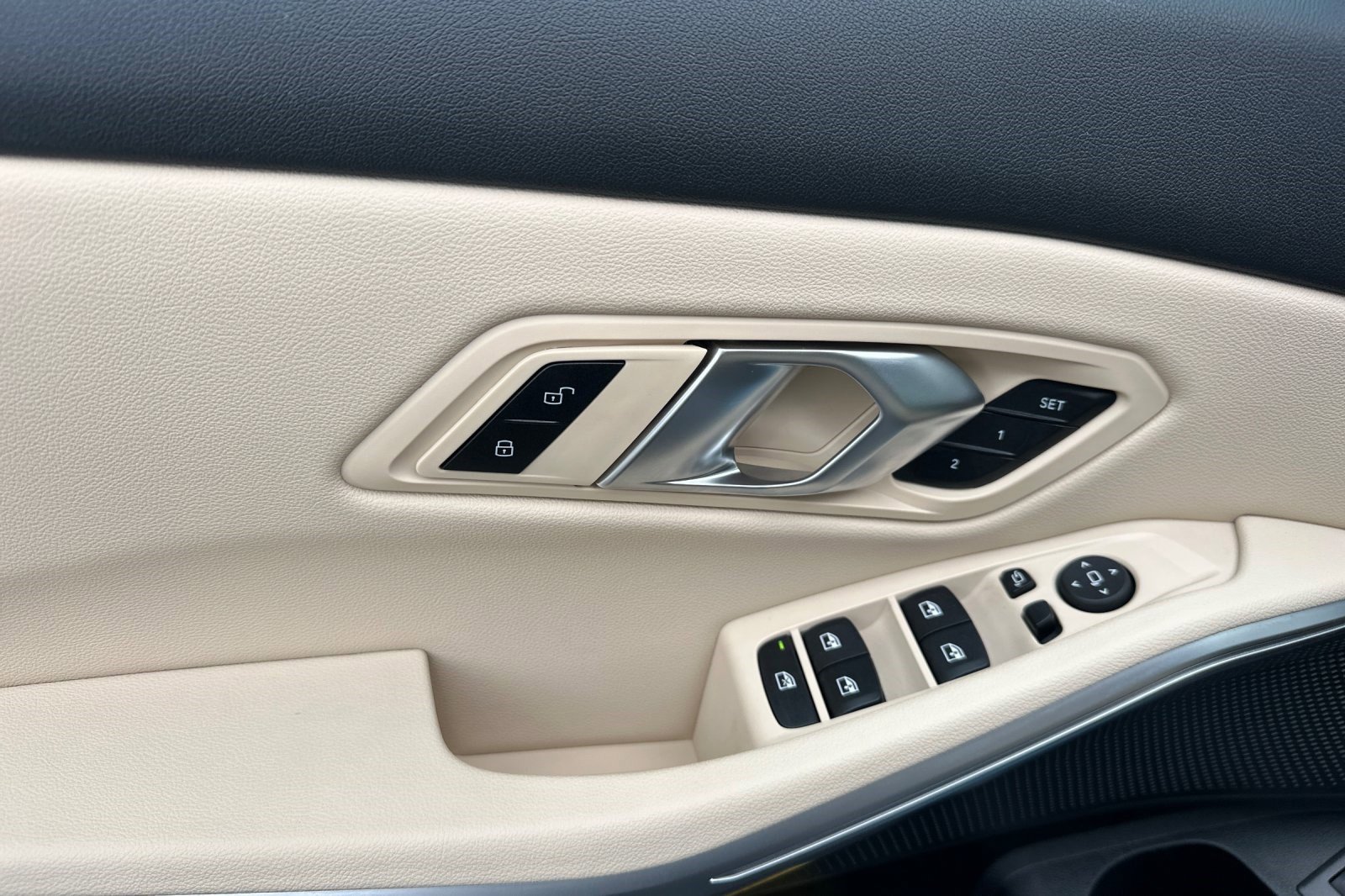 Used 2025 BMW 330i Sedan w/ Premium Package image 12