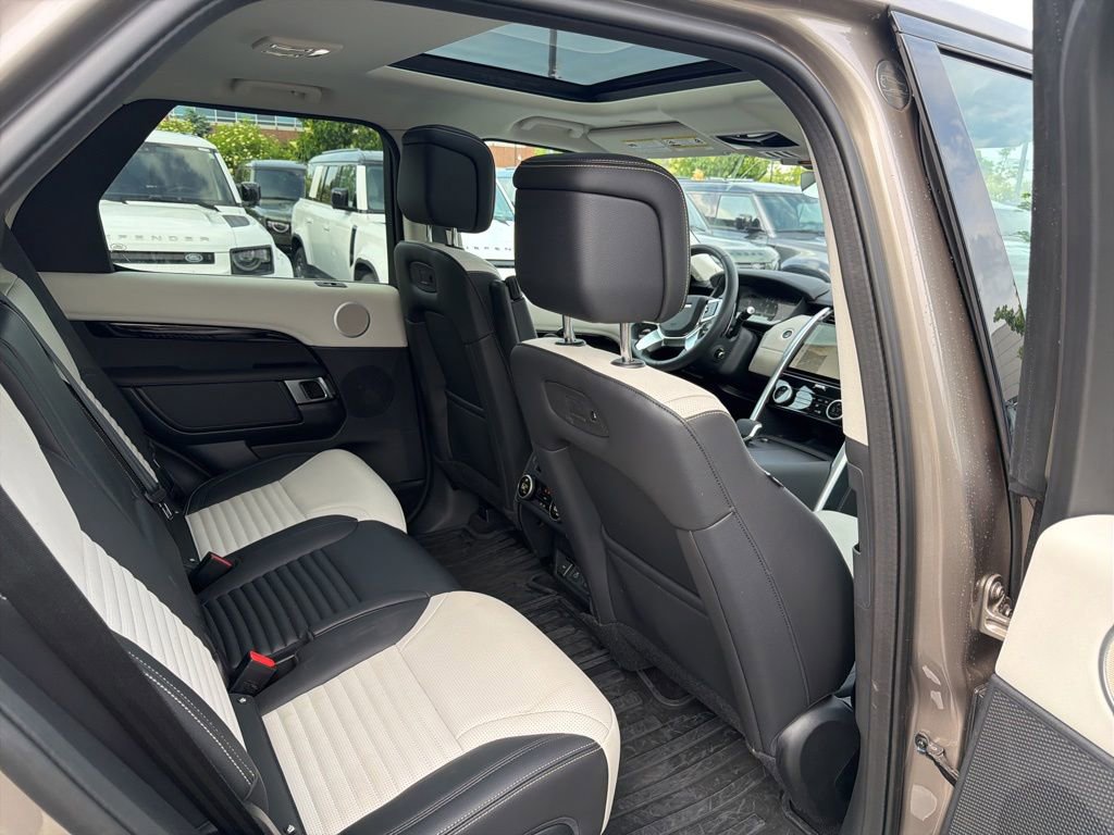Used 2025 Land Rover Discovery S AWD/4WD image 12
