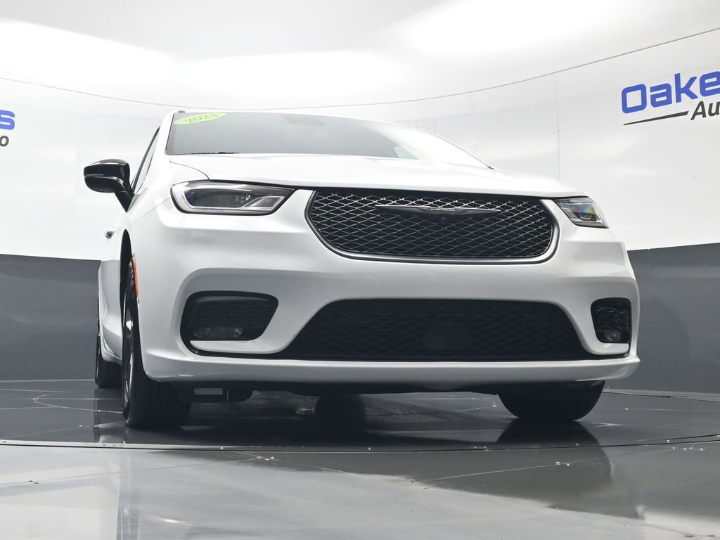 Used 2024 Chrysler Pacifica Select image 40