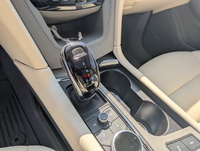 Used 2025 Cadillac XT6 Premium Luxury AWD/4WD image 17