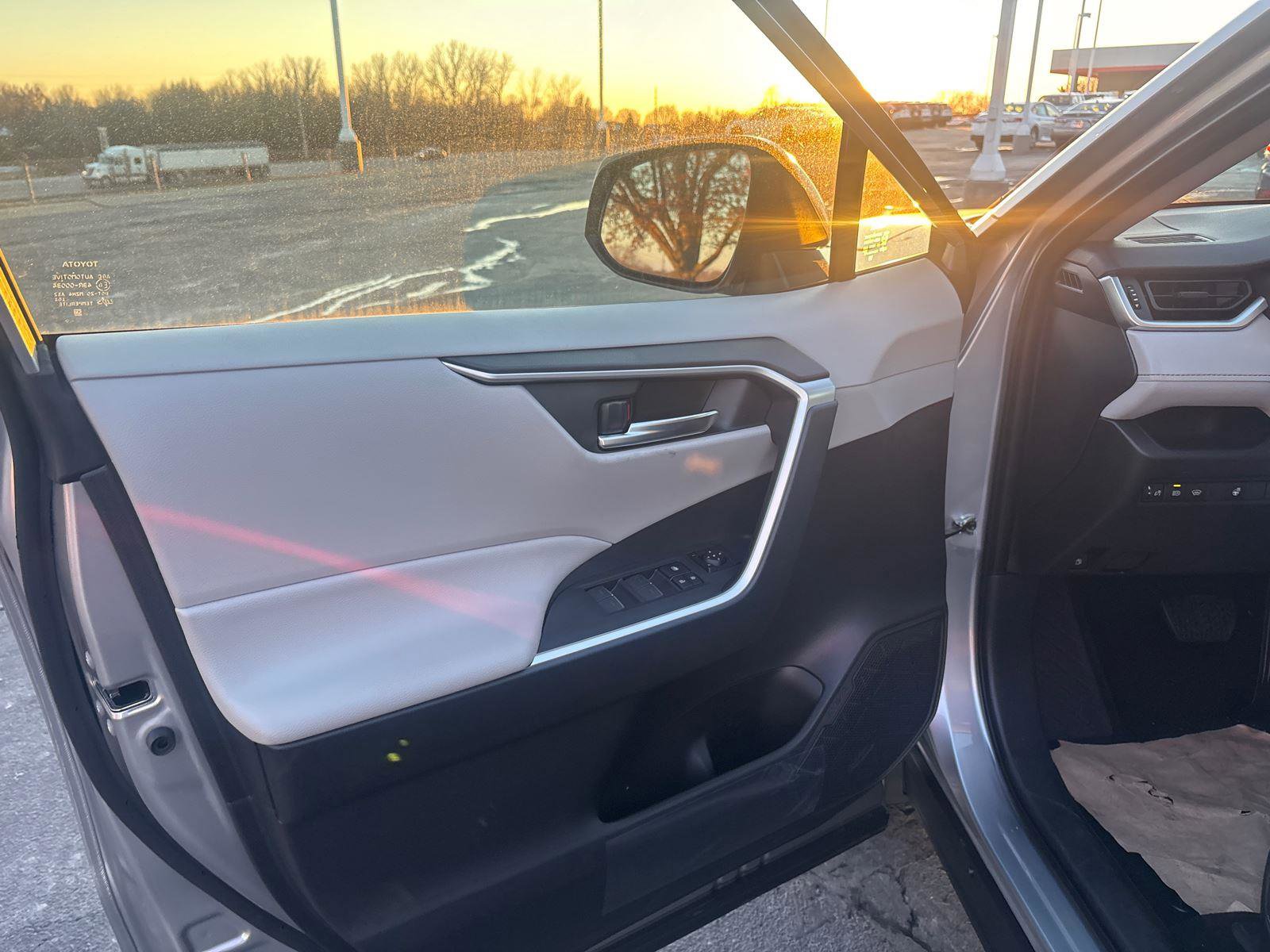 Used 2025 Toyota RAV4 XLE image 17