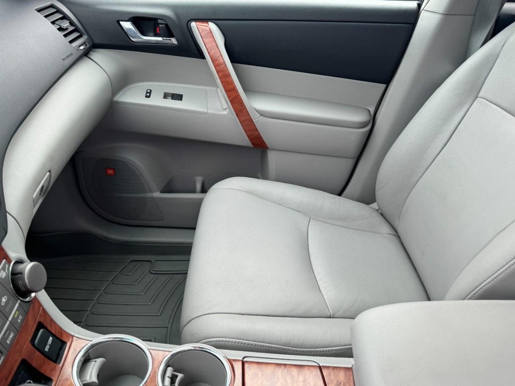 Used 2010 Toyota Highlander Limited w/ Extra Value Pkg 7 AWD/4WD image 15