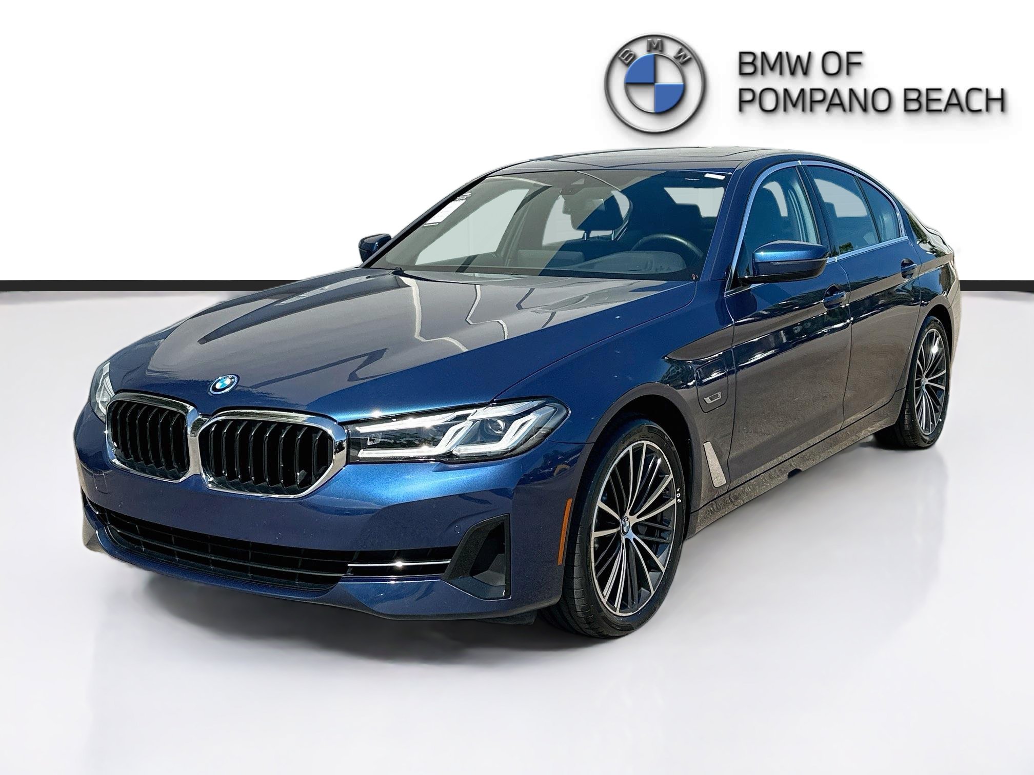Certified 2023 BMW 530e xDrive w/ Premium Package AWD/4WD image 3