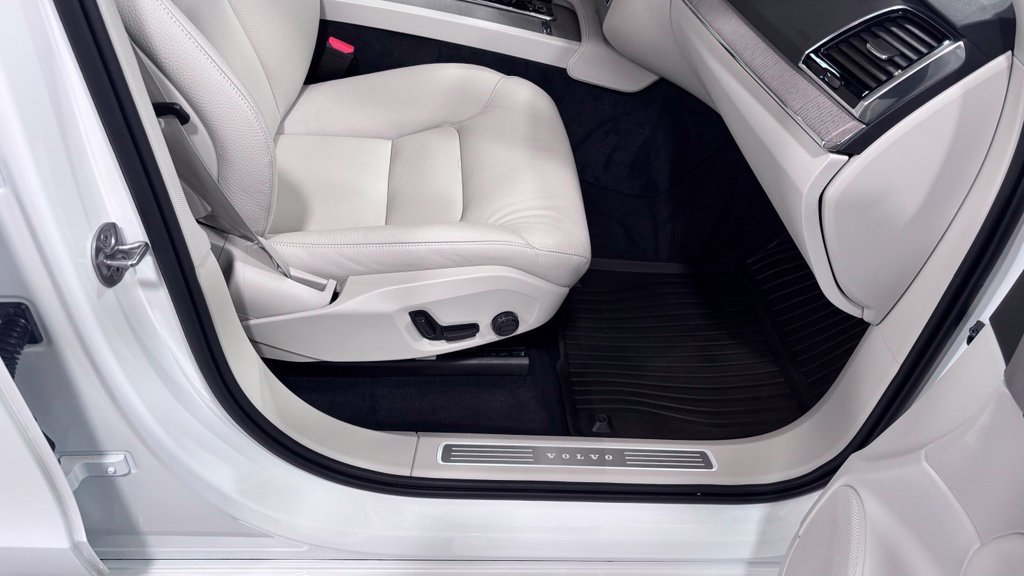 Certified 2025 Volvo XC90 T8 Plus w/ Protection Package Premier AWD/4WD image 18