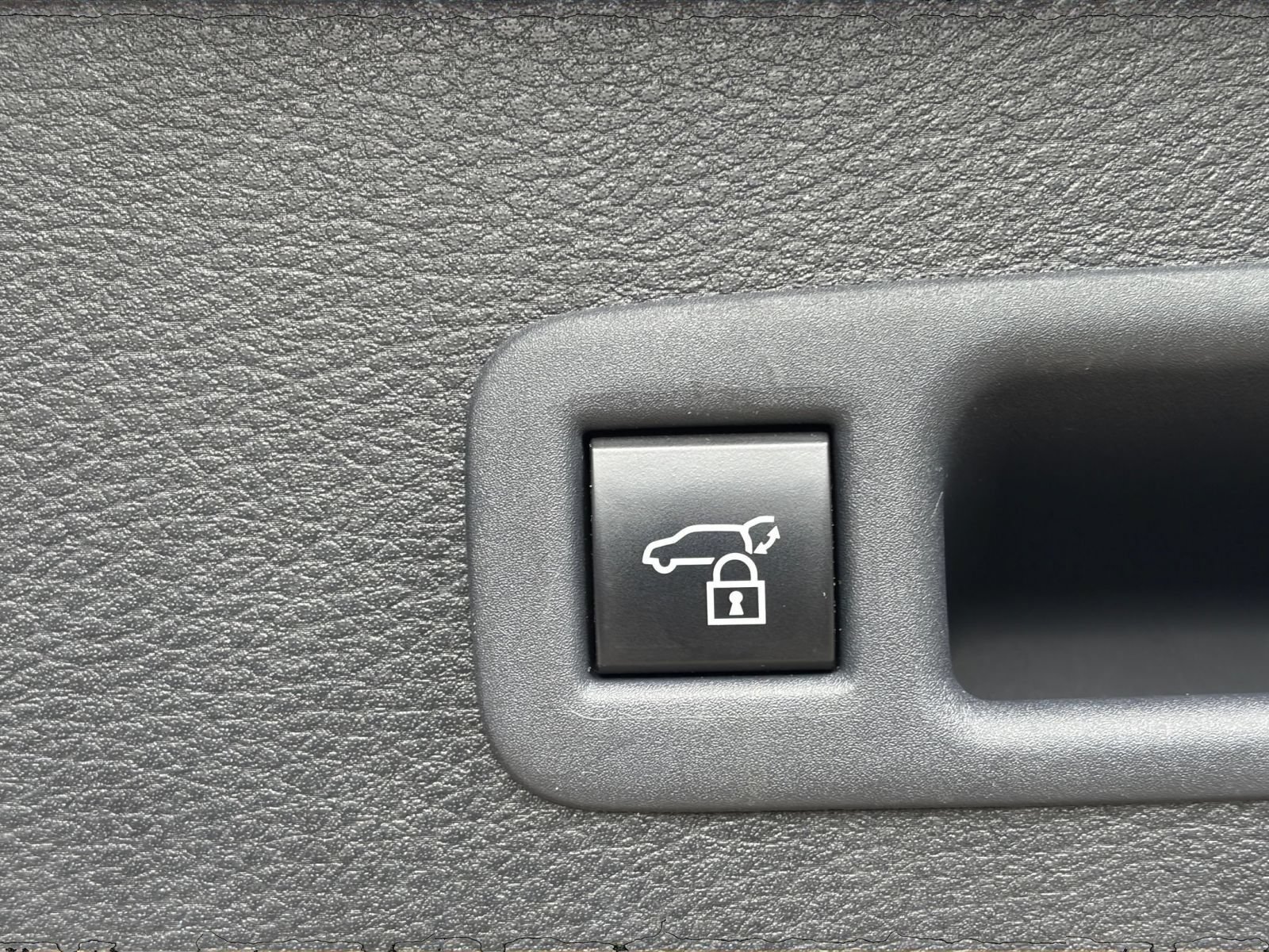 Used 2025 Toyota Sienna XLE FWD image 24