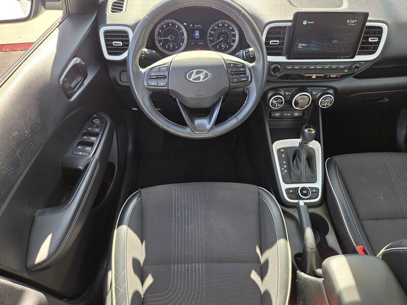 Used 2022 Hyundai Venue Limited FWD image 12
