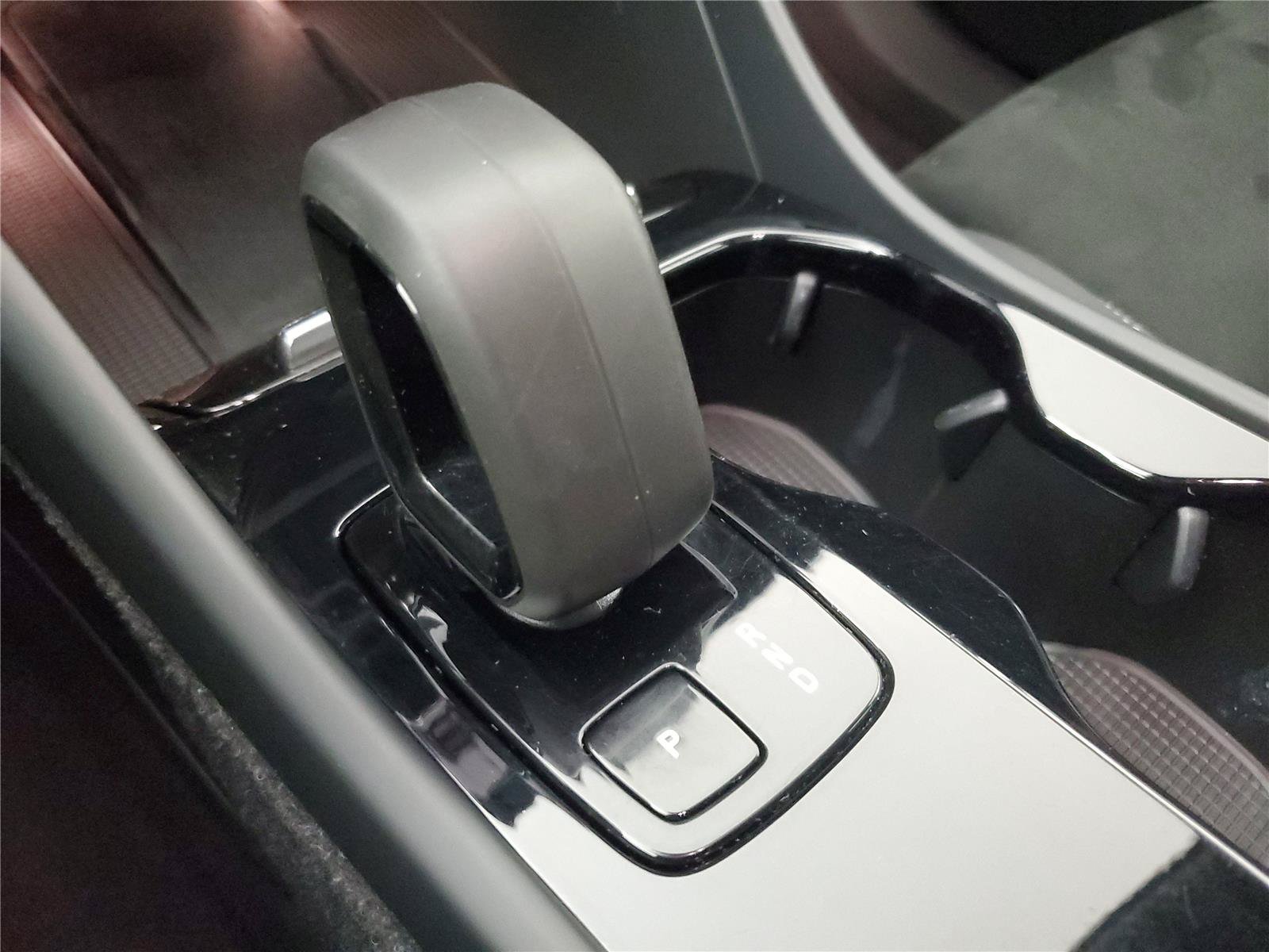 Certified 2024 Volvo C40 P8 Recharge Ultimate w/ Protection Package Premier RWD image 32