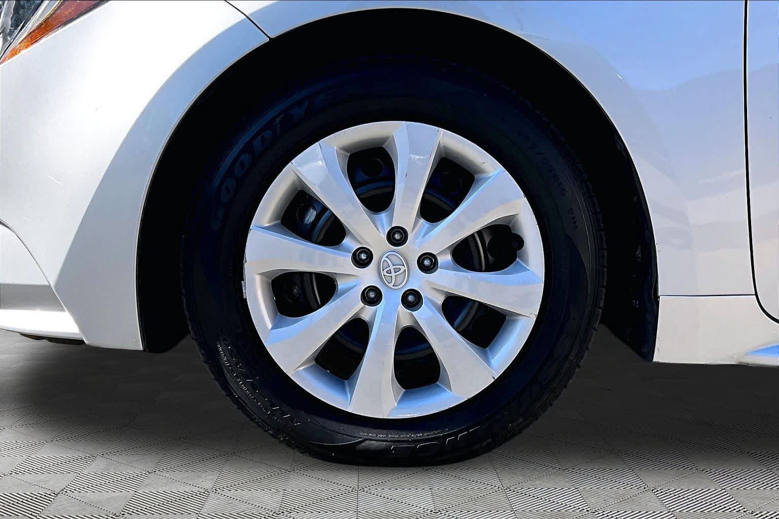 Used 2025 Toyota Corolla LE FWD image 11