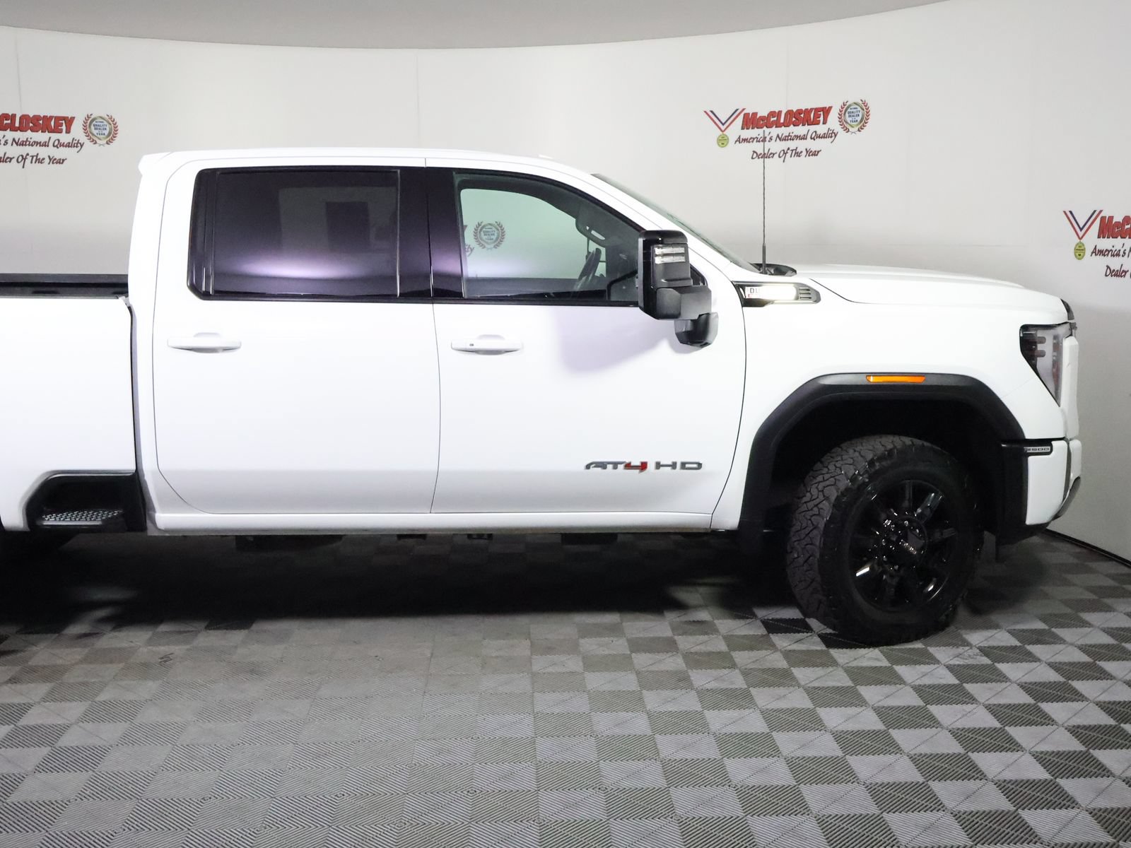 Used 2025 GMC Sierra 2500 AT4 AWD/4WD image 3