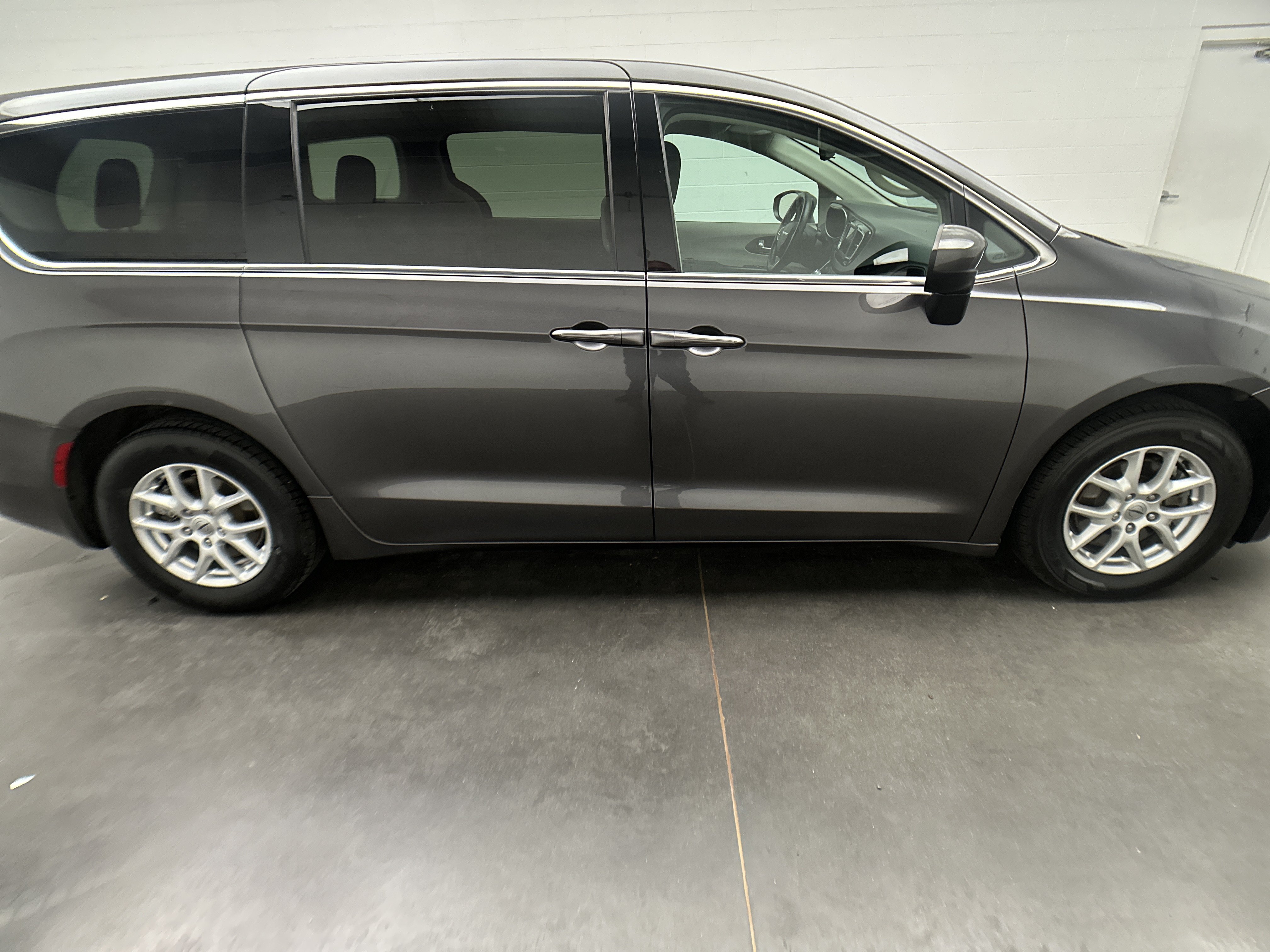 Used 2021 Chrysler Voyager LX FWD image 10