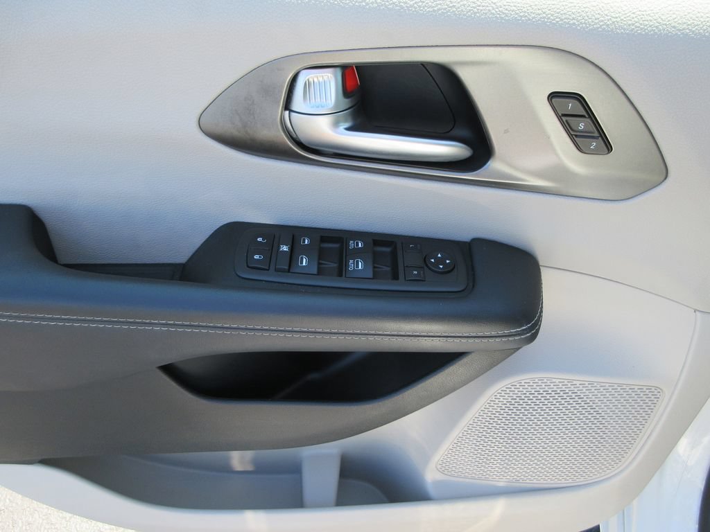 Used 2024 Chrysler Pacifica Touring-L FWD image 21