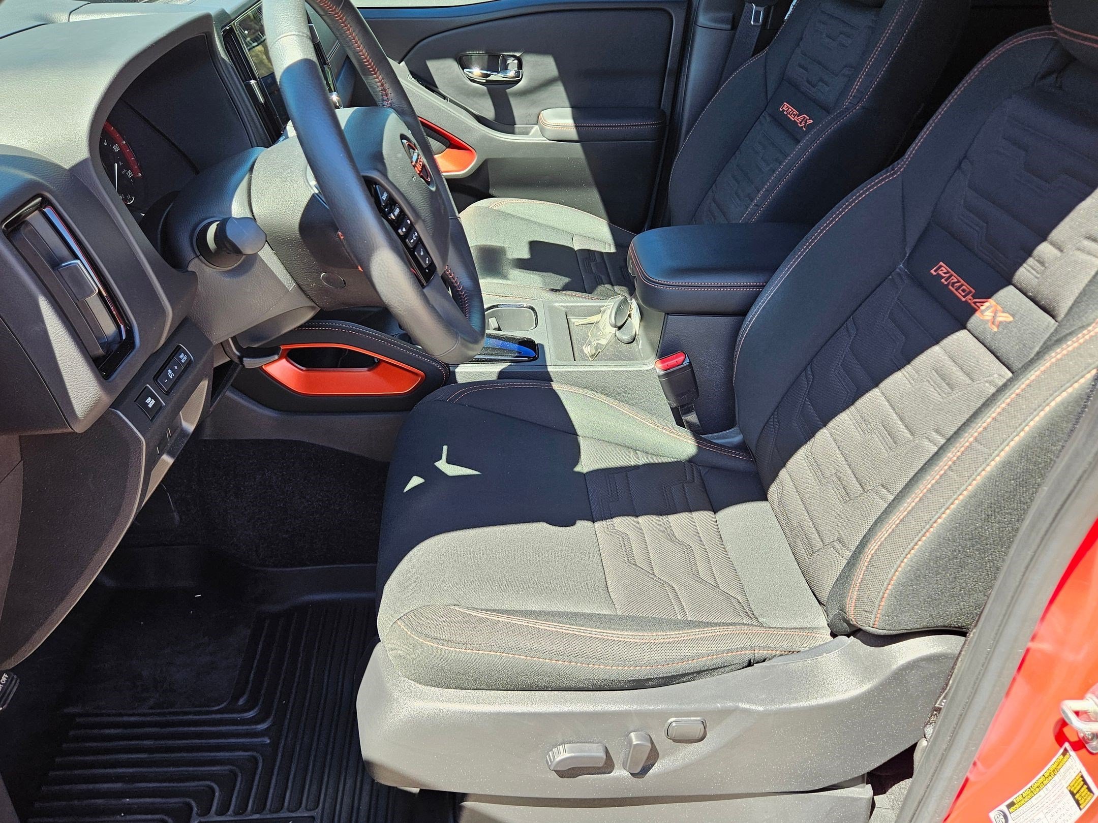 Used 2025 Nissan Frontier PRO-4X AWD/4WD image 23