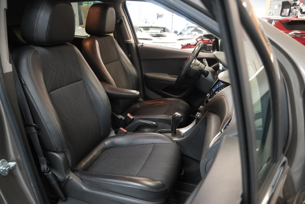 Used 2020 Chevrolet Trax LT w/ Driver Confidence Package FWD image 32