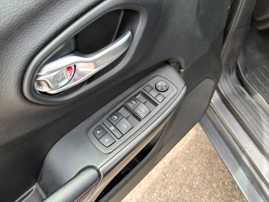 Used 2019 Jeep Cherokee Trailhawk w/ Cold Weather Group AWD/4WD image 13