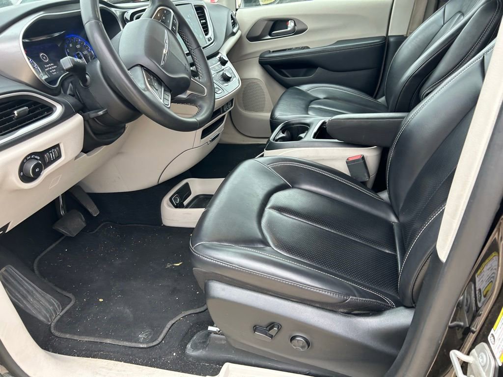 Used 2023 Chrysler Pacifica Touring-L FWD image 11