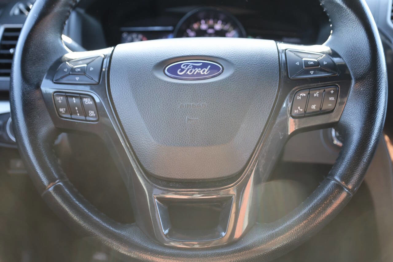 Used 2019 Ford Explorer XLT w/ Equipment Group 202A AWD/4WD image 17
