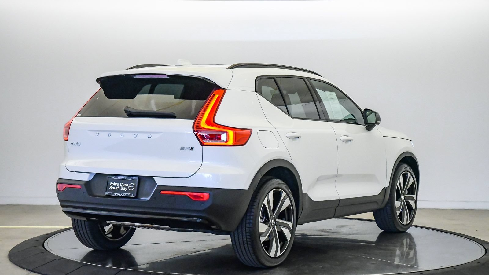 Certified 2026 Volvo XC40 B5 Ultra w/ Climate Package AWD/4WD image 5