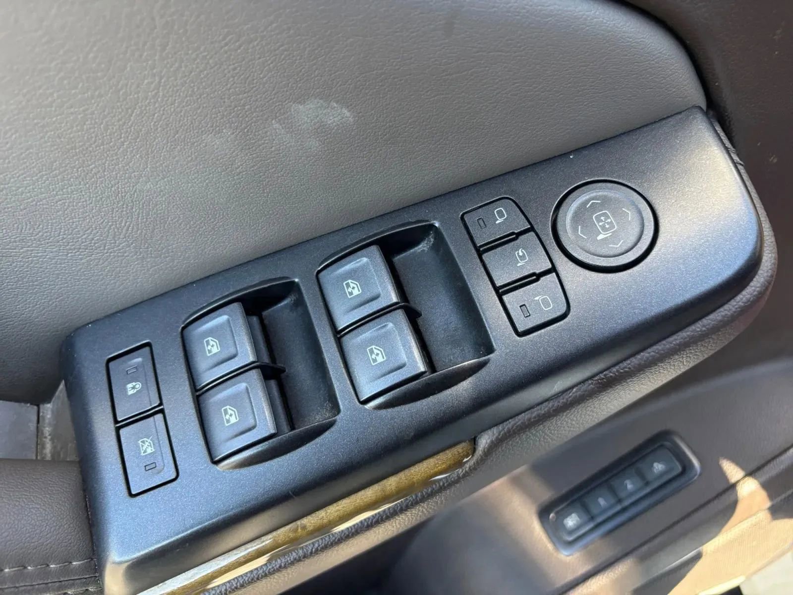 Used 2017 GMC Yukon Denali w/ Open Road Package image 11