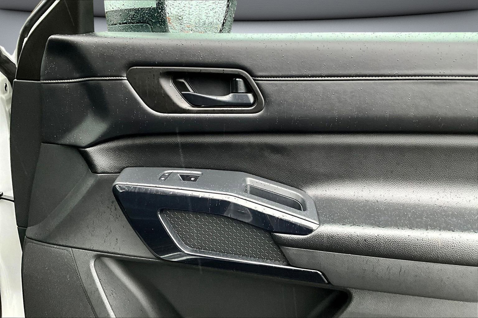 Used 2024 Nissan Pathfinder SV image 27