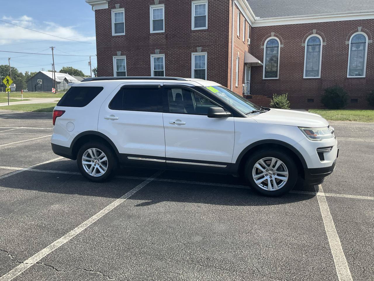 Used 2018 Ford Explorer XLT AWD/4WD image 3
