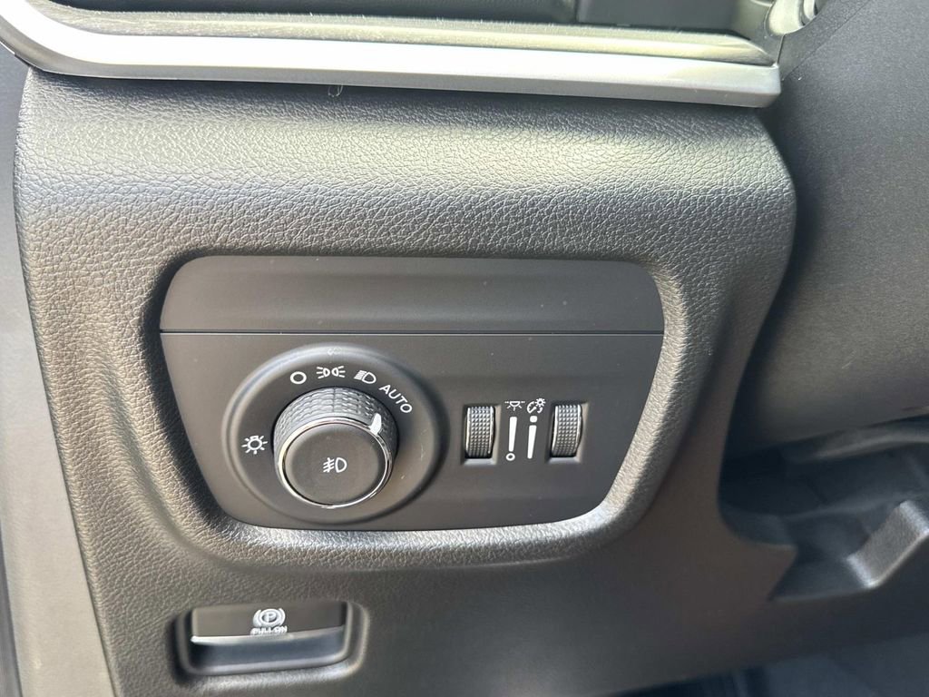 Used 2021 Jeep Grand Cherokee L Limited RWD image 31