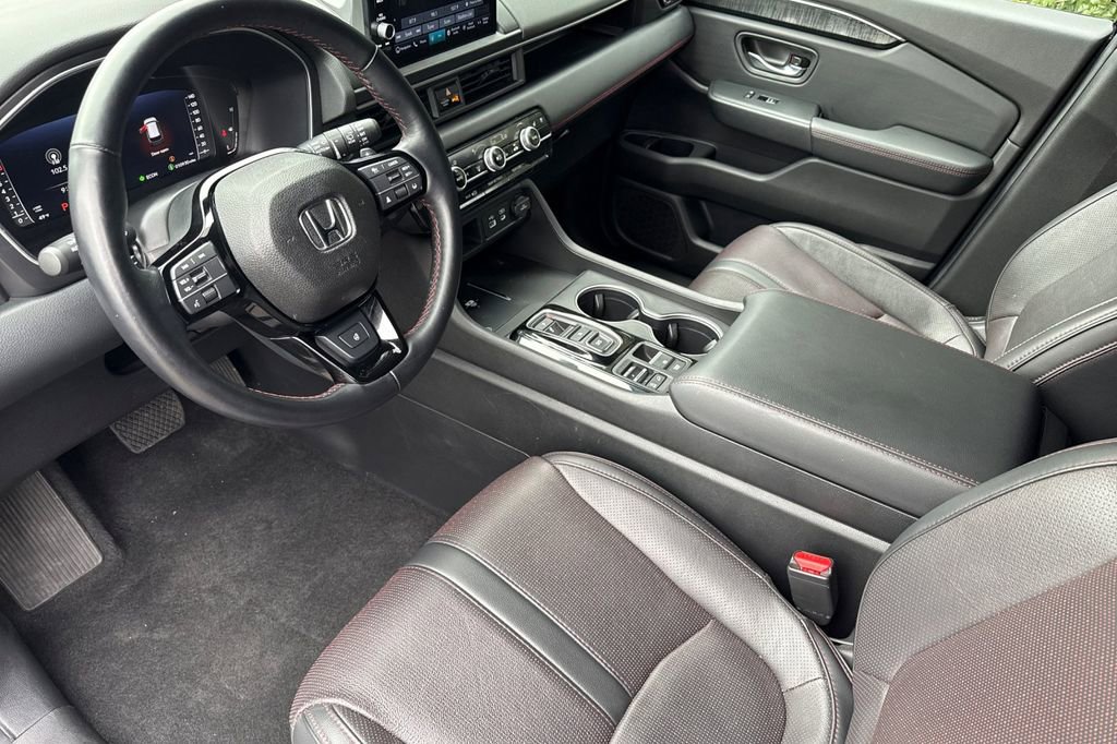 Certified 2025 Honda Pilot Black Edition image 4